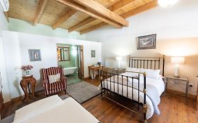 Leo Guest House